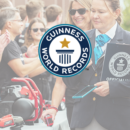 El logotipo de Guinness World Records sobre una foto de un evento que muestra las herramientas Einhell.